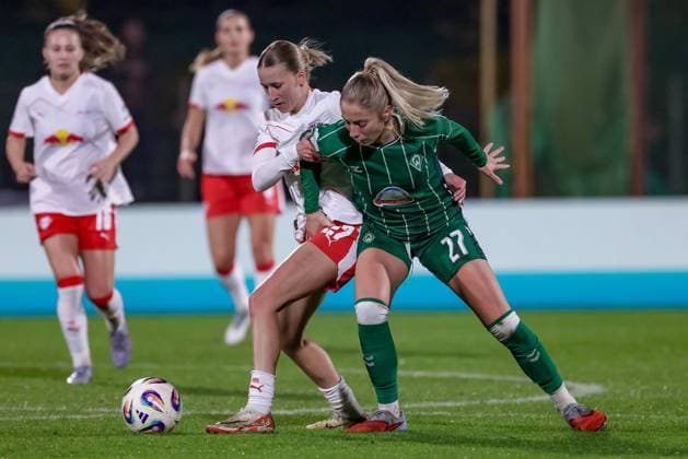 v.li.: Marlene Müller (RB Leipzig, 27) und Sharon Beck (SV Werder Bremen, 27) im Zweikampf, Duell, Dynamik, Aktion, Action, Spielszene, DIE DFB-RICHTLINIEN UNTERSAGEN JEGLICHE NUTZUNG VON FOTOS ALS SEQUENZBILDER UND ODER VIDEOÄHNLICHE FOTOSTRECKEN. DFB REGULATIONS PROHIBIT ANY USE OF PHOTOGRAPHS AS IMAGE SEQUENCES AND OR QUASI-VIDEO., 09.11.2025, Bremen (Deutschland), Fussball, Google Pixel Frauen-Bundesliga, SV Werder Bremen - RB Leipzig