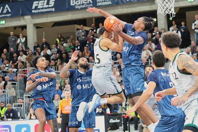v. li. im Zweikampf ,Jordan Roland (Vet-Concept Gladiators Trier, 15), Marcus Werthers (MLP Academics Heidelberg, 00) GER, MLP Academics Heidelberg vs. Vet-Concept Gladiators Trier, Basketball, easycredit Basketball Bundesliga, 7.Spieltag, Saison, 2025 2026, 09.11.2025 GER, MLP Academics Heidelberg vs. Vet-Concept Gladiators Trier, Basketball, easycredit Basketball Bundesliga, 7.Spieltag, Saison, 2025 2026, 09.11.2025 Heidelberg Copyright: xEibner-Pressefoto JoergxHirschx EP_JHH
