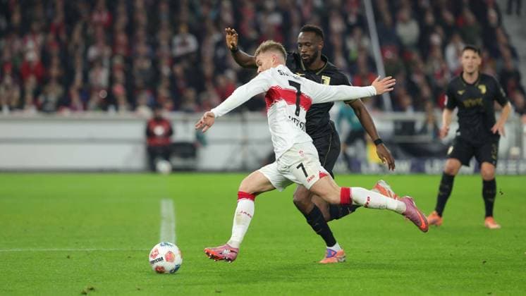 Stuttgart , Bundesliga Fußball VfB Stuttgart vs. FC Augsburg , v.l. Maximilian Mittelstädt (VfB) Chrislain Matsima (Augsburg) Gemäß den Vorgaben der DFL Deutschen Fußball Liga ist es untersagt, in dem Stadion und oder vom Spiel angefertigte Fotoaufnahmen in Form von Sequenzbildern und oder videoähnlichen Fotostrecken zu verwerten bzw. verwerten zu lassen.