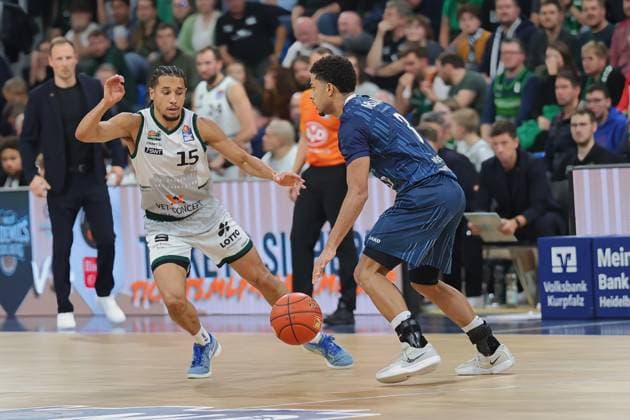 v. li. im Zweikampf, Jordan Roland (Vet-Concept Gladiators Trier, 15), Kevin McClain (MLP Academics Heidelberg, 3) GER, MLP Academics Heidelberg vs. Vet-Concept Gladiators Trier, Basketball, easycredit Basketball Bundesliga, 7.Spieltag, Saison, 2025 2026, 09.11.2025 GER, MLP Academics Heidelberg vs. Vet-Concept Gladiators Trier, Basketball, easycredit Basketball Bundesliga, 7.Spieltag, Saison, 2025 2026, 09.11.2025 Heidelberg Copyright: xEibner-Pressefoto JoergxHirschx EP_JHH