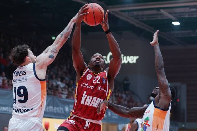 Im Bild: v.li. Sid-Marlon Theis (Rostock Seawolves, 19), Johnathan Stove (Wuerzburg Baskets, 22) und TJ Crockett Jr. (Rostock Seawolves, 0) 09.11.2025, Basketball, Fitness First Wuerzburg Baskets vs. Rostock Seawolves, easyCredit BBL, 7. Spieltag, Deutschland, Wuerzburg, tectake-Arena, Copyright: HMBxMedia xJulienxBecker
