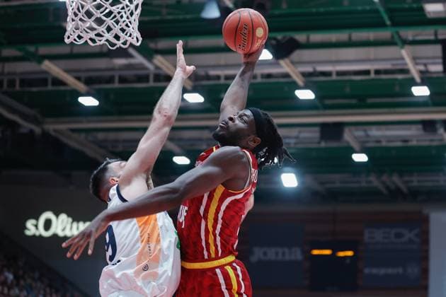 Im Bild: v.li. Owen Klassen (Rostock Seawolves, 22) gegen Charles Thompson (Wuerzburg Baskets, 32) 09.11.2025, Basketball, Fitness First Wuerzburg Baskets vs. Rostock Seawolves, easyCredit BBL, 7. Spieltag, Deutschland, Wuerzburg, tectake-Arena, Copyright: HMBxMedia xJulienxBecker