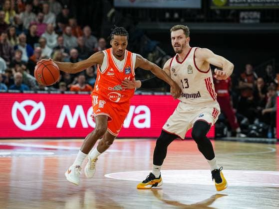 Alonzo Verge Jr. (RASTA Vechta, 11) im Dribbel gegen Andreas Obst (FC Bayern Muenchen, 13) Rasta Vechta vs. FC Bayern Muenchen, Basketball, easyCredit Basketball Bundesliga, 7. Spieltag, Saison 2025 2026, 09.11.2025 Rasta Vechta vs. FC Bayern Muenchen, Basketball, easyCredit Basketball Bundesliga, 7. Spieltag, Saison 2025 2026, 09.11.2025 Vechta Copyright: xEibner-Pressefoto DamianxKruczynx EP_DKI