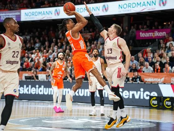 Alonzo Verge Jr. (RASTA Vechta, 11) wirf den Ball. Andreas Obst (FC Bayern Muenchen, 13) versucht zu blocken Rasta Vechta vs. FC Bayern Muenchen, Basketball, easyCredit Basketball Bundesliga, 7. Spieltag, Saison 2025 2026, 09.11.2025 Rasta Vechta vs. FC Bayern Muenchen, Basketball, easyCredit Basketball Bundesliga, 7. Spieltag, Saison 2025 2026, 09.11.2025 Vechta Copyright: xEibner-Pressefoto DamianxKruczynx EP_DKI