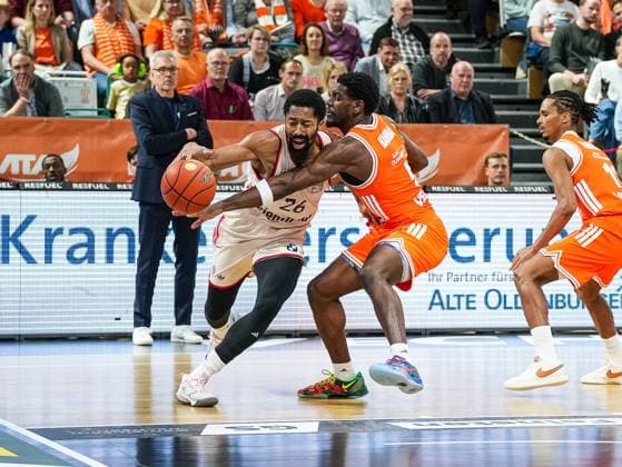 Spencer Dinwiddie (FC Bayern Muenchen, 26) gegen TJ Bamba (RASTA Vechta, 05) Rasta Vechta vs. FC Bayern Muenchen, Basketball, easyCredit Basketball Bundesliga, 7. Spieltag, Saison 2025 2026, 09.11.2025 Rasta Vechta vs. FC Bayern Muenchen, Basketball, easyCredit Basketball Bundesliga, 7. Spieltag, Saison 2025 2026, 09.11.2025 Vechta Copyright: xEibner-Pressefoto DamianxKruczynx EP_DKI