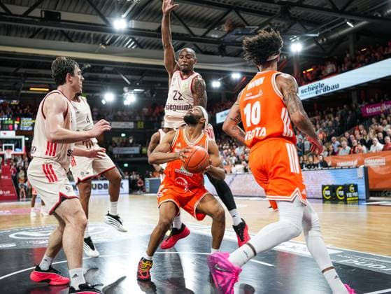 Isaiah Mike (FC Bayern Muenchen, 22) will Lloyd Pandi (RASTA Vechta, 41) blocken Rasta Vechta vs. FC Bayern Muenchen, Basketball, easyCredit Basketball Bundesliga, 7. Spieltag, Saison 2025 2026, 09.11.2025 Rasta Vechta vs. FC Bayern Muenchen, Basketball, easyCredit Basketball Bundesliga, 7. Spieltag, Saison 2025 2026, 09.11.2025 Vechta Copyright: xEibner-Pressefoto DamianxKruczynx EP_DKI