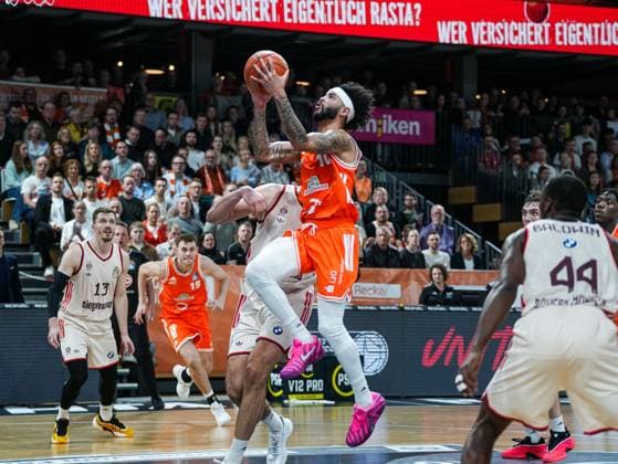 Tevin Brown (RASTA Vechta, 10) beim Dunk Rasta Vechta vs. FC Bayern Muenchen, Basketball, easyCredit Basketball Bundesliga, 7. Spieltag, Saison 2025 2026, 09.11.2025 Rasta Vechta vs. FC Bayern Muenchen, Basketball, easyCredit Basketball Bundesliga, 7. Spieltag, Saison 2025 2026, 09.11.2025 Vechta Copyright: xEibner-Pressefoto DamianxKruczynx EP_DKI