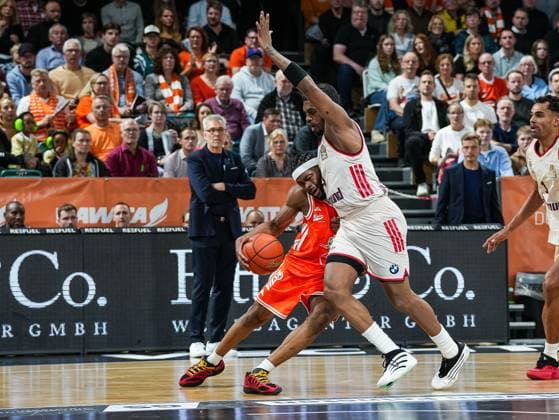 Lloyd Pandi (RASTA Vechta, 41) laeuft gegen Xavier Rathan-Mayes (FC Bayern Muenchen, 04) Rasta Vechta vs. FC Bayern Muenchen, Basketball, easyCredit Basketball Bundesliga, 7. Spieltag, Saison 2025 2026, 09.11.2025 Rasta Vechta vs. FC Bayern Muenchen, Basketball, easyCredit Basketball Bundesliga, 7. Spieltag, Saison 2025 2026, 09.11.2025 Vechta Copyright: xEibner-Pressefoto DamianxKruczynx EP_DKI