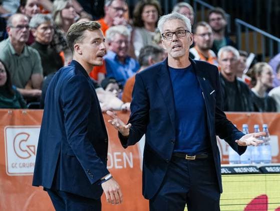 Gordon Herbert (Head Coach, FC Bayern Muenchen) und Daniel Herbert (Assistant Coach, FC Bayern Muenchen) Rasta Vechta vs. FC Bayern Muenchen, Basketball, easyCredit Basketball Bundesliga, 7. Spieltag, Saison 2025 2026, 09.11.2025 Rasta Vechta vs. FC Bayern Muenchen, Basketball, easyCredit Basketball Bundesliga, 7. Spieltag, Saison 2025 2026, 09.11.2025 Vechta Copyright: xEibner-Pressefoto DamianxKruczynx EP_DKI