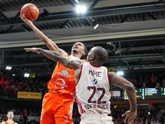 Alonzo Verge Jr. (RASTA Vechta, 11) im Dunk gegen Isaiah Mike (FC Bayern Muenchen, 22) Rasta Vechta vs. FC Bayern Muenchen, Basketball, easyCredit Basketball Bundesliga, 7. Spieltag, Saison 2025 2026, 09.11.2025 Rasta Vechta vs. FC Bayern Muenchen, Basketball, easyCredit Basketball Bundesliga, 7. Spieltag, Saison 2025 2026, 09.11.2025 Vechta Copyright: xEibner-Pressefoto DamianxKruczynx EP_DKI