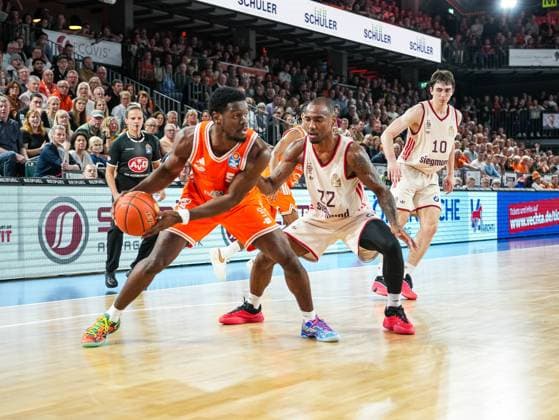 TJ Bamba (RASTA Vechta, 05) dribbelt gegen Isaiah Mike (FC Bayern Muenchen, 22) Rasta Vechta vs. FC Bayern Muenchen, Basketball, easyCredit Basketball Bundesliga, 7. Spieltag, Saison 2025 2026, 09.11.2025 Rasta Vechta vs. FC Bayern Muenchen, Basketball, easyCredit Basketball Bundesliga, 7. Spieltag, Saison 2025 2026, 09.11.2025 Vechta Copyright: xEibner-Pressefoto DamianxKruczynx EP_DKI