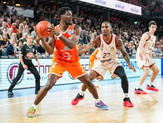 TJ Bamba (RASTA Vechta, 05) dribbelt gegen Isaiah Mike (FC Bayern Muenchen, 22) Rasta Vechta vs. FC Bayern Muenchen, Basketball, easyCredit Basketball Bundesliga, 7. Spieltag, Saison 2025 2026, 09.11.2025 Rasta Vechta vs. FC Bayern Muenchen, Basketball, easyCredit Basketball Bundesliga, 7. Spieltag, Saison 2025 2026, 09.11.2025 Vechta Copyright: xEibner-Pressefoto DamianxKruczynx EP_DKI