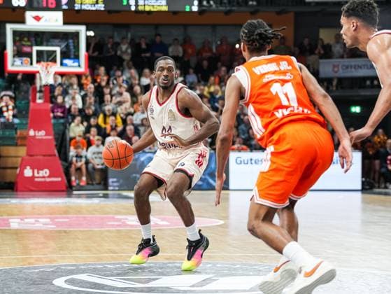 Kamar Baldwin (FC Bayern Muenchen, 44) dribbelt auf Alonzo Verge Jr. (RASTA Vechta, 11) zu Rasta Vechta vs. FC Bayern Muenchen, Basketball, easyCredit Basketball Bundesliga, 7. Spieltag, Saison 2025 2026, 09.11.2025 Rasta Vechta vs. FC Bayern Muenchen, Basketball, easyCredit Basketball Bundesliga, 7. Spieltag, Saison 2025 2026, 09.11.2025 Vechta Copyright: xEibner-Pressefoto DamianxKruczynx EP_DKI