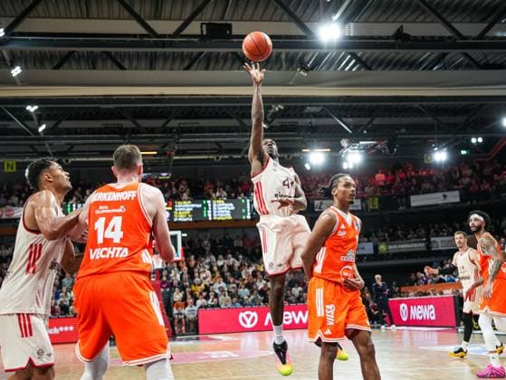Xavier Rathan-Mayes (FC Bayern Muenchen, 04) wirft den Ball zum Korb Rasta Vechta vs. FC Bayern Muenchen, Basketball, easyCredit Basketball Bundesliga, 7. Spieltag, Saison 2025 2026, 09.11.2025 Rasta Vechta vs. FC Bayern Muenchen, Basketball, easyCredit Basketball Bundesliga, 7. Spieltag, Saison 2025 2026, 09.11.2025 Vechta Copyright: xEibner-Pressefoto DamianxKruczynx EP_DKI