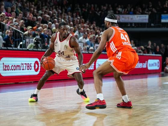 Kamar Baldwin (FC Bayern Muenchen, 44) dribbelt gegen Lloyd Pandi (RASTA Vechta, 41) Rasta Vechta vs. FC Bayern Muenchen, Basketball, easyCredit Basketball Bundesliga, 7. Spieltag, Saison 2025 2026, 09.11.2025 Rasta Vechta vs. FC Bayern Muenchen, Basketball, easyCredit Basketball Bundesliga, 7. Spieltag, Saison 2025 2026, 09.11.2025 Vechta Copyright: xEibner-Pressefoto DamianxKruczynx EP_DKI