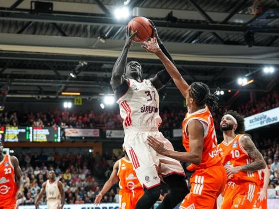 Wenyen Gabriel (FC Bayern Muenchen, 32) im Dunk Rasta Vechta vs. FC Bayern Muenchen, Basketball, easyCredit Basketball Bundesliga, 7. Spieltag, Saison 2025 2026, 09.11.2025 Rasta Vechta vs. FC Bayern Muenchen, Basketball, easyCredit Basketball Bundesliga, 7. Spieltag, Saison 2025 2026, 09.11.2025 Vechta Copyright: xEibner-Pressefoto DamianxKruczynx EP_DKI