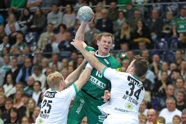 Handball DAIKIN HBL, SC DHfK Leipzig - Füchse Berlin; 09.11.2025 Adam Lönn (15, SC DHfK Leipzig) zwischen Matthes Langhoff (25, Füchse Berlin) und Hakun West av Teigum (34, Füchse Berlin). Handball, DAIKIN HBL, 1. Bundesliga, Saison 2025 2026, 11. Spieltag: SC DHfK Leipzig vs. Füchse Berlin am 09.11.2025 in der Quarterback Immobilien Arena Leipzig. Copyright: xBEAUTIFULxSPORTS JanxKaeferx