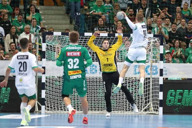 Handball DAIKIN HBL, SC DHfK Leipzig - Füchse Berlin; 09.11.2025 Torwart Domenico Ebner (1, SC DHfK Leipzig) erwartet einen Wurf von Mathias Gidsel (19, Füchse Berlin). Handball, DAIKIN HBL, 1. Bundesliga, Saison 2025 2026, 11. Spieltag: SC DHfK Leipzig vs. Füchse Berlin am 09.11.2025 in der Quarterback Immobilien Arena Leipzig. Copyright: xBEAUTIFULxSPORTS JanxKaeferx