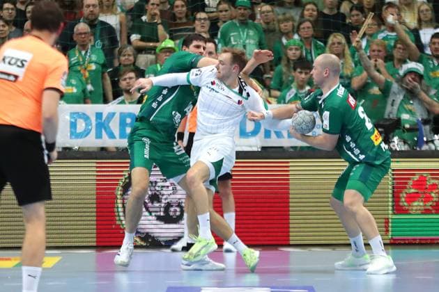 Handball DAIKIN HBL, SC DHfK Leipzig - Füchse Berlin; 09.11.2025 Mathias Gidsel (19, Füchse Berlin) wird von Marko Mamic (14, SC DHfK Leipzig) und Moritz Preuss (24, SC DHfK Leipzig) bearbeitet. Handball, DAIKIN HBL, 1. Bundesliga, Saison 2025 2026, 11. Spieltag: SC DHfK Leipzig vs. Füchse Berlin am 09.11.2025 in der Quarterback Immobilien Arena Leipzig. Copyright: xBEAUTIFULxSPORTS JanxKaeferx
