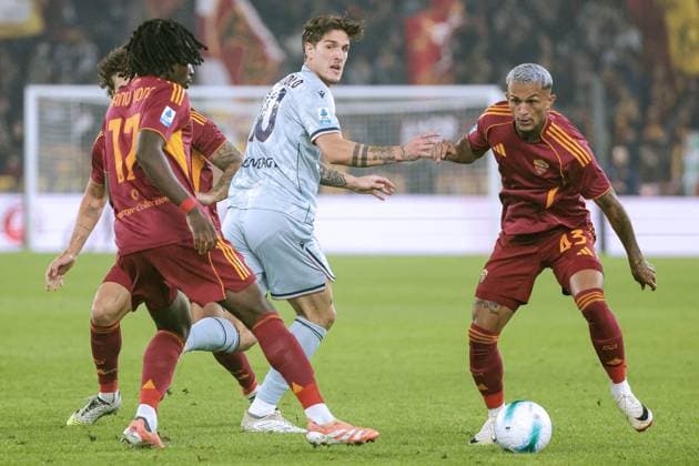 Foto IPP Emanuele Pennacchio Roma 09 11 2025 Campionato Calcio Serie A 2025-2026 AS Roma - Udnese Calcio Nella foto Nicolò Zaniolo of Udinese Calcio, Wesley of AS Roma, Manu Kone of AS Roma italyphotopress world copyright Roma italy Italia ITALY  Copyright: xR4924_italyphotopressx
