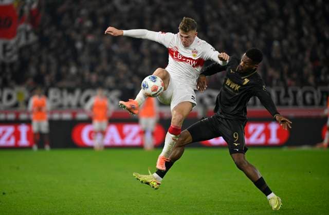 Zweikampf, Aktion Finn Jeltsch VfB Stuttgart (29) gegen Samuel Essende FC Augsburg FCA (09) VfB Stuttgart vs FC Augsburg FCA 09.11.2025 DFL REGULATIONS PROHIBIT ANY USE OF PHOTOGRAPHS AS IMAGE SEQUENCES AND OR QUASI-VIDEO VfB Stuttgart vs FC Augsburg FCA