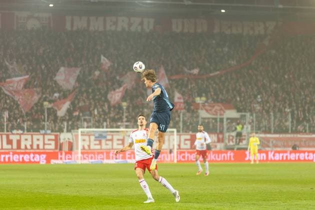 09.11.2025, Fussball, GER, Saison, 3.Liga, Saision 2025 2026, 14. Spieltag, SSV Jahn Regensburg - TSV 1860 München Clemens Lippmann (1860) am Ball vor Sebastian Stolze (Regensburg) DFL REGULATIONS PROHIBIT ANY USE OF PHOTOGRAPHS AS IMAGE SEQUENCES AND OR QUASI-VIDEO.