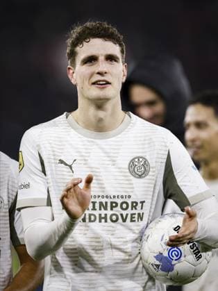 ALKMAAR - (L-R) Guus Til of PSV Eindhoven with the match ball after a hat trick during the Dutch Eredivisie match between AZ Alkmaar and PSV Eindhoven at the AFAS Stadium on November 9, 2025, in Alkmaar, Netherlands. ANP MAURICE VAN STEEN Eredivisie 2025-2026 xVIxANPxSportx xxANPxIVx 541694422 originalFilename: 541694422.jpg