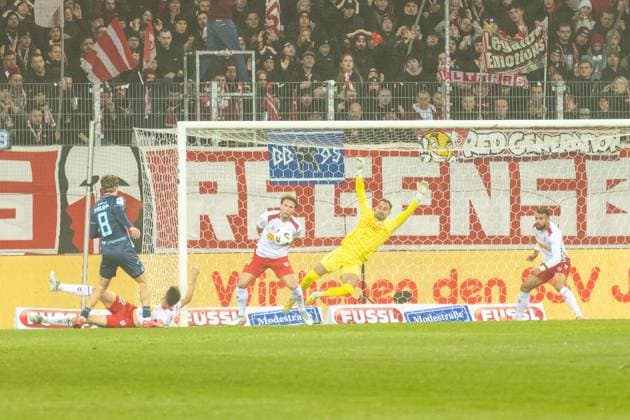 09.11.2025, Fussball, GER, Saison, 3.Liga, Saision 2025 2026, 14. Spieltag, SSV Jahn Regensburg - TSV 1860 München Felix Strauss (SSV Jahn Regensburg) blockt den Schuss von David Philipp (1860) DFL REGULATIONS PROHIBIT ANY USE OF PHOTOGRAPHS AS IMAGE SEQUENCES AND OR QUASI-VIDEO.