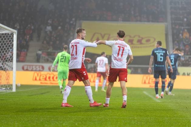 09.11.2025, Fussball, GER, Saison, 3.Liga, Saision 2025 2026, 14. Spieltag, SSV Jahn Regensburg - TSV 1860 München Eric Hottmann (SSV Jahn Regensburg) und Noel Eichinger (Regensburg) eDFL REGULATIONS PROHIBIT ANY USE OF PHOTOGRAPHS AS IMAGE SEQUENCES AND OR QUASI-VIDEO.