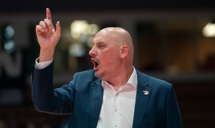 9.11.2025, Basketball, Herren, easy credit BBL, easy credit Bundesliga, BBL, Bundesliga, 7. Spieltag, Fitness First Würzburg Baskets - Rostock Seawolves Trainer PrzemysÅ‚aw Frasunkiewicz (Rostock Seawolves) Würzburg tectake Arena Bayern Deutschland