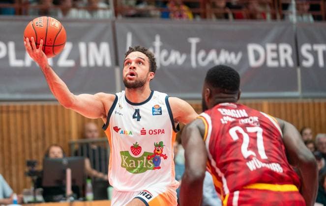 9.11.2025, Basketball, Herren, easy credit BBL, easy credit Bundesliga, BBL, Bundesliga, 7. Spieltag, Fitness First Würzburg Baskets - Rostock Seawolves Elias Baguette (Rostock Seawolves, li.) gegen Eddy Edigin (Fitness First Würzburg Baskets, re.) Würzburg tectake Arena Bayern Deutschland
