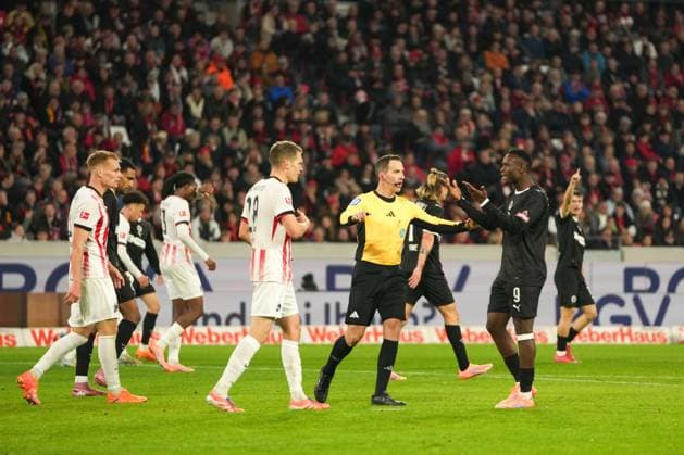 1. Bundesliga: SC Freiburg vs FC St. Pauli, 09.11.2025 Thomas Stein (Assistent) der zwischen Matthias Ginter (SC Freiburg, 28) und Abdoulie Ceesay (FC St. Pauli, 9) schlichtet 1. Bundesliga: SC Freiburg vs FC St. Pauli, Europa-Park-Stadion, 09.11.2025 DFB DFL REGULATIONS PROHIBIT ANY USE OF PHOTOGRAPHS AS IMAGE SEQUENCES AND OR QUASI-VIDEO. Copyright: xBEAUTIFULxSPORTS Boscox