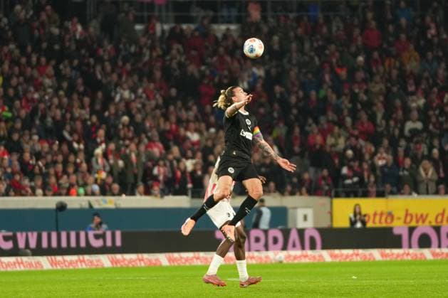 1. Bundesliga: SC Freiburg vs FC St. Pauli, 09.11.2025 Jackson Irvine (FC St. Pauli, 7) der zum Kopfball hochgeht 1. Bundesliga: SC Freiburg vs FC St. Pauli, Europa-Park-Stadion, 09.11.2025 DFB DFL REGULATIONS PROHIBIT ANY USE OF PHOTOGRAPHS AS IMAGE SEQUENCES AND OR QUASI-VIDEO. Copyright: xBEAUTIFULxSPORTS Boscox