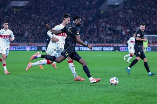 Chrislain Matsima 5 (FC Augsburg) vor Atakan Karazor 16 (VfB Stuttgart) am Ball, VfB Stuttgart vs. FC Augsburg, Fussball, Maenner, DFL, Bundesliga, Saison 2025 2026, MHP Arena, 10. Spieltag, 09.11.2025 Stuttgart Baden-Wuerttemberg Deutschland