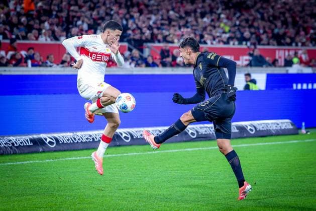 Bilal El Khannouss 11 (VfB Stuttgart) in Aktion mit Dimitris Giannoulis 13 (FC Augsburg), VfB Stuttgart vs. FC Augsburg, Fussball, Maenner, DFL, Bundesliga, Saison 2025 2026, MHP Arena, 10. Spieltag, 09.11.2025 Stuttgart Baden-Wuerttemberg Deutschland
