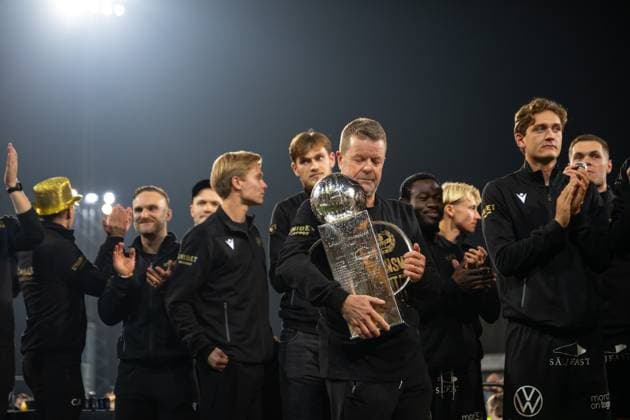 251109 Mjällbys tränare Anders Torstensson jublar med Lennart Johanssons pokal efter fotbollsmatchen i Allsvenskan mellan Mjällby och Häcken den 9 november 2025 i Hällevik. Copyright: MATHILDAxSCHULER BB251109MA081
