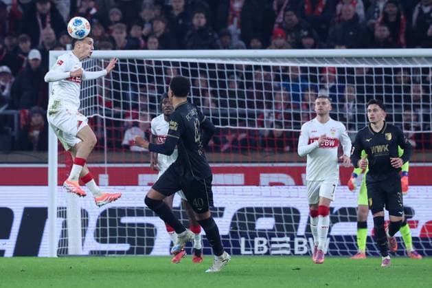 Bilal El Khannouss 11 (VfB Stuttgart) mit einem Kopfball, VfB Stuttgart vs. FC Augsburg, Fussball, Maenner, DFL, Bundesliga, Saison 2025 2026, MHP Arena, 10. Spieltag, 09.11.2025 Stuttgart Baden-Wuerttemberg Deutschland
