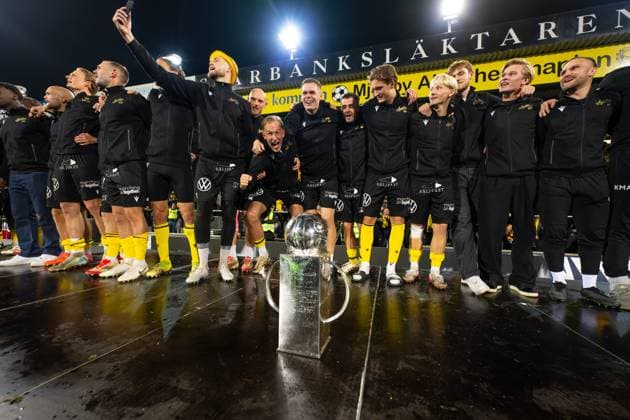 251109 Mjällbys Herman Johansson och Jacob Bergström jublar med Lennart Johanssons pokal efter fotbollsmatchen i Allsvenskan mellan Mjällby och Häcken den 9 november 2025 i Hällevik. Copyright: MATHILDAxSCHULER BB251109MA082
