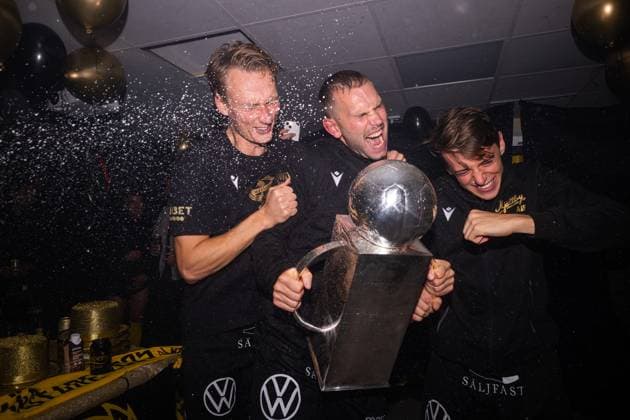 251109 Mjällbys Herman Johansson och Elliot Stroud jublar med Lennart Johanssons pokal efter fotbollsmatchen i Allsvenskan mellan Mjällby och Häcken den 9 november 2025 i Hällevik. Copyright: MATHILDAxSCHULER BB251109MA083