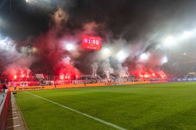 09.11.2025, Fussball, GER, Saison, 3.Liga, Saision 2025 2026, 14. Spieltag, SSV Jahn Regensburg - TSV 1860 München Pyrotechnik der Regensburger Fans auf der Hans Jakob Tibüne DFL REGULATIONS PROHIBIT ANY USE OF PHOTOGRAPHS AS IMAGE SEQUENCES AND OR QUASI-VIDEO.