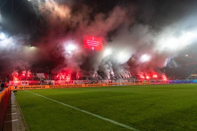 09.11.2025, Fussball, GER, Saison, 3.Liga, Saision 2025 2026, 14. Spieltag, SSV Jahn Regensburg - TSV 1860 München Pyrotechnik der Regensburger Fans auf der Hans Jakob Tibüne DFL REGULATIONS PROHIBIT ANY USE OF PHOTOGRAPHS AS IMAGE SEQUENCES AND OR QUASI-VIDEO.
