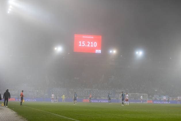 09.11.2025, Fussball, GER, Saison, 3.Liga, Saision 2025 2026, 14. Spieltag, SSV Jahn Regensburg - TSV 1860 München Ausverkauftes Stadion zeigt die Anzeigetafel DFL REGULATIONS PROHIBIT ANY USE OF PHOTOGRAPHS AS IMAGE SEQUENCES AND OR QUASI-VIDEO.