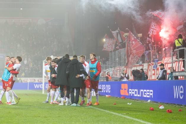 09.11.2025, Fussball, GER, Saison, 3.Liga, Saision 2025 2026, 14. Spieltag, SSV Jahn Regensburg - TSV 1860 München Jubel nach dem 4:0 durch Philipp Müller (SSV Jahn Regensburg) DFL REGULATIONS PROHIBIT ANY USE OF PHOTOGRAPHS AS IMAGE SEQUENCES AND OR QUASI-VIDEO.