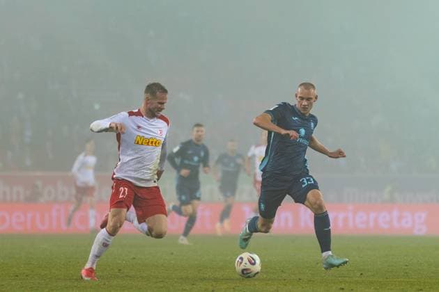 09.11.2025, Fussball, GER, Saison, 3.Liga, Saision 2025 2026, 14. Spieltag, SSV Jahn Regensburg - TSV 1860 München Eric Hottmann (SSV Jahn Regensburg) am Ball gegen Lasse Faßmann (1860) DFL REGULATIONS PROHIBIT ANY USE OF PHOTOGRAPHS AS IMAGE SEQUENCES AND OR QUASI-VIDEO.
