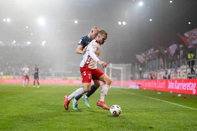 09.11.2025, Fussball, GER, Saison, 3.Liga, Saision 2025 2026, 14. Spieltag, SSV Jahn Regensburg - TSV 1860 München Eric Hottmann (SSV Jahn Regensburg) am Ball gegen Lasse Faßmann (1860) DFL REGULATIONS PROHIBIT ANY USE OF PHOTOGRAPHS AS IMAGE SEQUENCES AND OR QUASI-VIDEO.