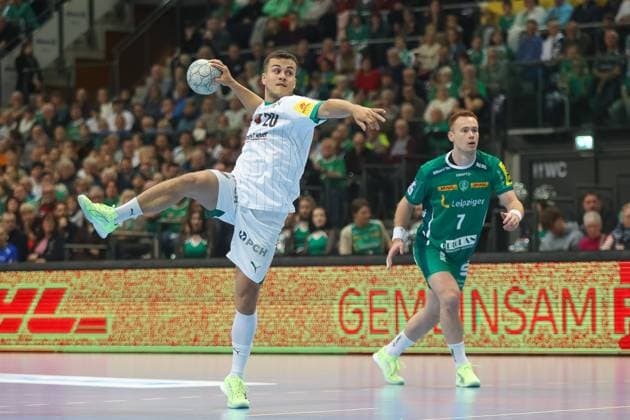 Tim Freihoefer (Fuechse Berlin, 20) wirft den Ball im Siebenmeter, SC DHfK Leipzig vs Fuechse Berlin, Handball, 1. Bundesliga, 11. Spieltag, Saison 2025 2026, 09.11.2025, SC DHfK Leipzig vs Fuechse Berlin, Handball, 1. Bundesliga, 11. Spieltag, Saison 2025 2026, 09.11.2025 Leipzig Copyright: xEibner-Pressefoto LauraxRoemerx EP_LRR