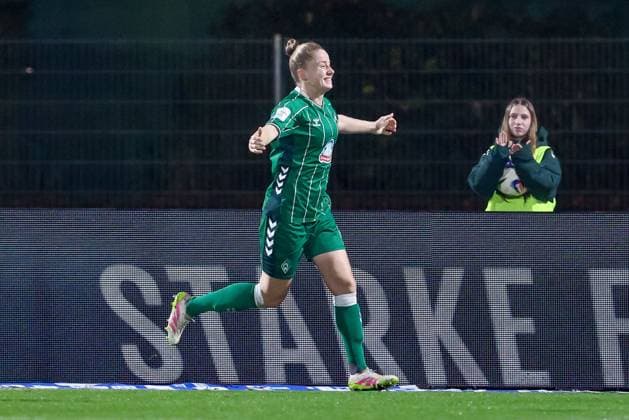 Torschützin Michelle Ulbrich (SV Werder Bremen, 5) mit Torjubel, Jubel, jubeln, jubelt, optimistisch, Spielszene, Highlight, Freude über das Tor zum 1:0, DIE DFB-RICHTLINIEN UNTERSAGEN JEGLICHE NUTZUNG VON FOTOS ALS SEQUENZBILDER UND ODER VIDEOÄHNLICHE FOTOSTRECKEN. DFB REGULATIONS PROHIBIT ANY USE OF PHOTOGRAPHS AS IMAGE SEQUENCES AND OR QUASI-VIDEO., 09.11.2025, Bremen (Deutschland), Fussball, Google Pixel Frauen-Bundesliga, SV Werder Bremen - RB Leipzig