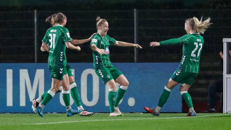 v.li.: Hanna Nemeth (SV Werder Bremen, 23), Torschützin Michelle Ulbrich (SV Werder Bremen, 5) und Sharon Beck (SV Werder Bremen, 27) mit Torjubel, Jubel, jubeln, jubelt, optimistisch, Spielszene, Highlight, Freude über das Tor zum 1:0, DIE DFB-RICHTLINIEN UNTERSAGEN JEGLICHE NUTZUNG VON FOTOS ALS SEQUENZBILDER UND ODER VIDEOÄHNLICHE FOTOSTRECKEN. DFB REGULATIONS PROHIBIT ANY USE OF PHOTOGRAPHS AS IMAGE SEQUENCES AND OR QUASI-VIDEO., 09.11.2025, Bremen (Deutschland), Fussball, Google Pixel Frauen-Bundesliga, SV Werder Bremen - RB Leipzig