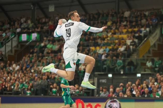 Mathias Gidsel (Fuechse Berlin, 19) wirft den Ball aus dem Sprung, SC DHfK Leipzig vs Fuechse Berlin, Handball, 1. Bundesliga, 11. Spieltag, Saison 2025 2026, 09.11.2025, SC DHfK Leipzig vs Fuechse Berlin, Handball, 1. Bundesliga, 11. Spieltag, Saison 2025 2026, 09.11.2025 Leipzig Copyright: xEibner-Pressefoto LauraxRoemerx EP_LRR
