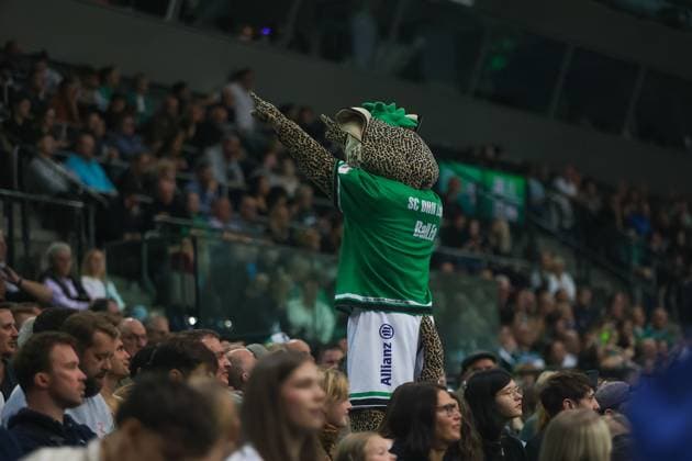 Maskottchen Balleo (SC DHfK Leipzig) macht Stimmung im Fanblock, SC DHfK Leipzig vs Fuechse Berlin, Handball, 1. Bundesliga, 11. Spieltag, Saison 2025 2026, 09.11.2025, SC DHfK Leipzig vs Fuechse Berlin, Handball, 1. Bundesliga, 11. Spieltag, Saison 2025 2026, 09.11.2025 Leipzig Copyright: xEibner-Pressefoto LauraxRoemerx EP_LRR